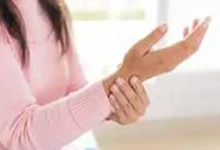 صورة لا تهملها.. رجفة خفيفة في اليد قد تكون جرس إنذار لمرض عصبي