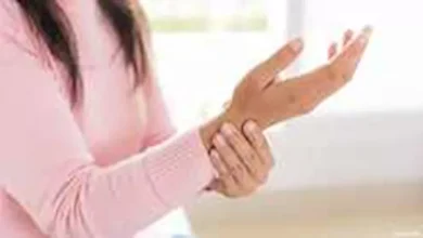 صورة لا تهملها.. رجفة خفيفة في اليد قد تكون جرس إنذار لمرض عصبي