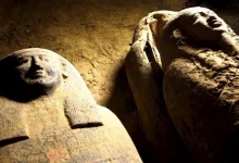 صورة فريق صيني يستكشف الآثار التاريخية لمعبد الإلهة سخمت في مصر