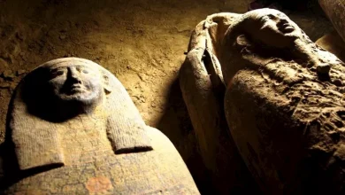 صورة فريق صيني يستكشف الآثار التاريخية لمعبد الإلهة سخمت في مصر