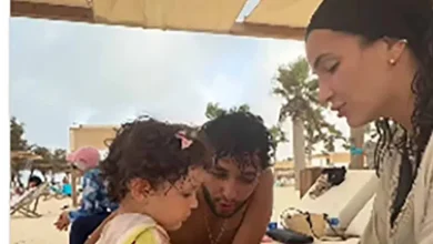 صورة شام الذهبي تستمتع بالأجواء الصيفية مع شقيقها وابنتها (فيديو)