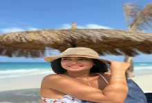 صورة دعاء حكم تستمتع بإجازة الصيف أمام البحر.. والجمهور: “قمر على الأرض”