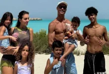 صورة 25 صورة لـ كريستيانو رونالدو وجورجينا على البحر في المصيف