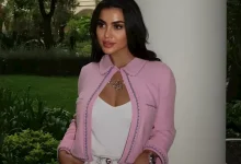 صورة سعره أكثر من 33 ألف جنيه.. يمنى خوري بفستان شفاف دون بطانة