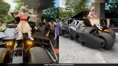صورة فيديو كوميدي.. عريس يصل إلى قاعة زفافه بـ”سيارة غريبة”