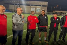 صورة وليد درويش يجتمع بلاعبي منتخب الشباب قبل بدء معسكر أبها
