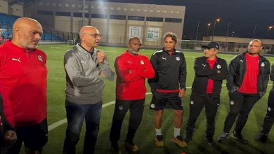 صورة وليد درويش يجتمع بلاعبي منتخب الشباب قبل بدء معسكر أبها