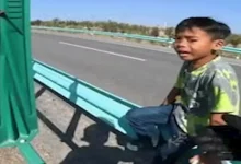 صورة رجل يعاقب ابنه بطريقة غير متوقعة.. هذا ما حدث (صور)