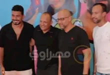 صورة مصطفى غريب ومحمد أنور يحتفلان مع زملائهم بالعرض الخاص لفيلم “ماما وباب