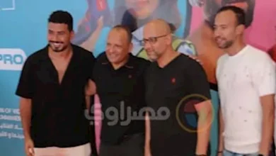 صورة مصطفى غريب ومحمد أنور يحتفلان مع زملائهم بالعرض الخاص لفيلم “ماما وباب