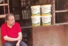 صورة صاحب محل بويات يثير الجدل على السوشيال ميديا رغم غياب الزبائن
