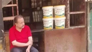 صورة صاحب محل بويات يثير الجدل على السوشيال ميديا رغم غياب الزبائن