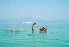 صورة البحر الذي لا يغرق فيه الإنسان.. ما سر البحر الميت؟