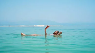 صورة البحر الذي لا يغرق فيه الإنسان.. ما سر البحر الميت؟