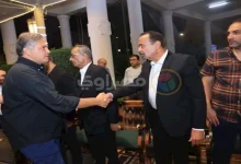 صورة أشرف زكي وسمر يسري في عزاء المنتج الراحل طارق صيام