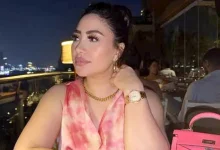صورة بوسي تخطف الأنظار بفستان جينز قصير.. ما السر وراء اختيار اللوك؟