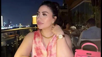 صورة بوسي تخطف الأنظار بفستان جينز قصير.. ما السر وراء اختيار اللوك؟