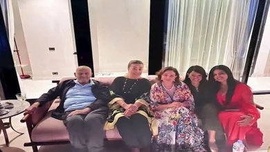 صورة إلهام شاهين وهالة صدقي تقابلان الدكتور مجدي يعقوب في الساحل الشمالي (ص