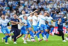 صورة بالصور.. حكم يطرد معلق الاستاد في مشهد مثير للجدل
