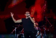 صورة عمرو دياب بإطلالة جذابة في أحدث ظهور.. لن تتوقع سعرها