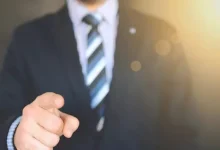 صورة مدير شركة يفقد أعصابه بسبب تصرف موظف.. لن تتوقع ما فعله