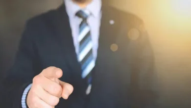 صورة مدير شركة يفقد أعصابه بسبب تصرف موظف.. لن تتوقع ما فعله