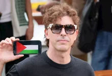 صورة بالصور- النجم العالمي ميشيل ريوندينو يرفع علم فلسطين في مهرجان فينيسيا