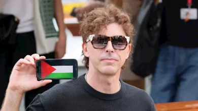 صورة بالصور- النجم العالمي ميشيل ريوندينو يرفع علم فلسطين في مهرجان فينيسيا