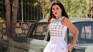 صورة أمام سيارة من طراز قديم.. جومانا مراد تخطف الأنظار بإطلالة صيفية