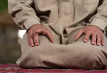 صورة ما حكم الإشارة بإصبع السبابة اليُمنى وتحريكها في الصلاة؟.. الإفتاء توض