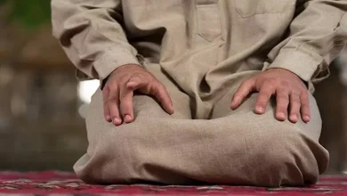 صورة ما حكم الإشارة بإصبع السبابة اليُمنى وتحريكها في الصلاة؟.. الإفتاء توض