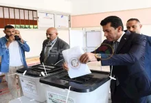 صورة وزير الشباب والرياضة يدلي بصوته في انتخابات الشيوخ بمدينة الشروق