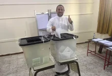 صورة الشيخ رمضان عبد المعز يُدلِي بصوته في انتخابات