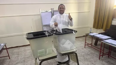صورة الشيخ رمضان عبد المعز يُدلِي بصوته في انتخابات