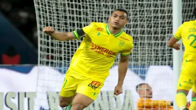 صورة بقيادة مدرب منتخب مصر السابق.. اهتمام يوناني بمصطفى محمد