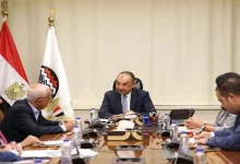 صورة اجتماع بين وزير قطاع الأعمال وممثلي الاتحاد العام لنقابات عمال مصر بال