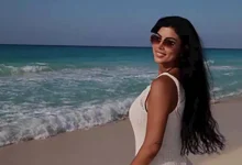 صورة “فستان جريء”.. كارولين عزمي وسط البحر بالمصيف والجمهور يعلق (صور)