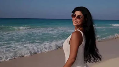 صورة “فستان جريء”.. كارولين عزمي وسط البحر بالمصيف والجمهور يعلق (صور)