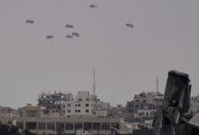 صورة مشاهد تحبس الأنفاس لشاب فلسطيني من غزة يوثق عملية إسقاط مساعدات إنسانية من الجو (فيديو)