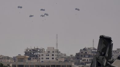 صورة مشاهد تحبس الأنفاس لشاب فلسطيني من غزة يوثق عملية إسقاط مساعدات إنسانية من الجو (فيديو)