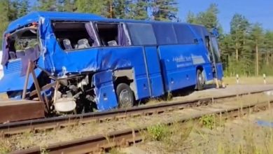 صورة حادث مروع في روسيا.. حافلة سياحية تصطدم بقطار وتوقع قتلى ومصابين  أخبار السعودية