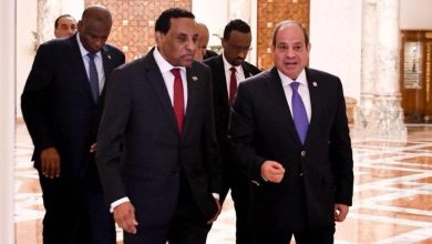 صورة في أول زيارة خارجية له.. رئيس الوزراء السوداني يلتقي السيسي  أخبار السعودية