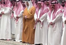 صورة نائب أمير مكة المكرمة يؤدي صلاة الميت على والدة فهد بن مقرن  أخبار السعودية