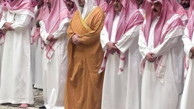 صورة نائب أمير مكة المكرمة يؤدي صلاة الميت على والدة فهد بن مقرن  أخبار السعودية