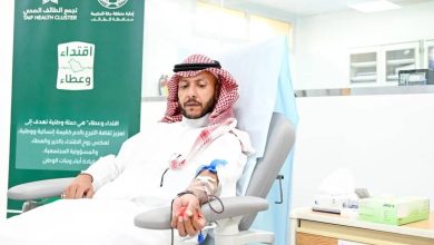 صورة محافظ الطائف يتبرع بالدم تفاعلاً مع الحملة الوطنية للتبرع بالدم  أخبار السعودية