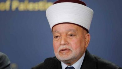 صورة الاحتلال يصدر قرارا بإبعاد مفتي القدس 6 أشهر عن المسجد الأقصى