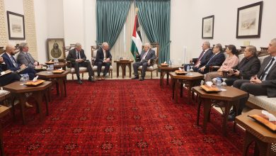 صورة الرئيس يستقبل عضوَي مجلس الشيوخ الأميركي السيناتور كريس فان هولن والسيناتور جيف ميركلي