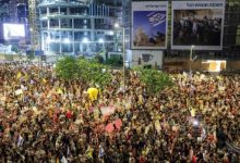 صورة عشرات آلاف الإسرائيليين يتظاهرون في تل أبيب ويطالبون بصفقة تبادل (فيديو)