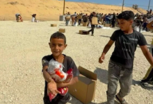 صورة عائلة الطفل الفلسطيني “أمير” تطالب بتحقيق دولي لمعرفة مصيره بعد ظهوره مع جندي أمريكي