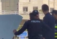 صورة | في ظل موجة حر استثنائية.. نشامى الأمن العام يجسدون دورهم الإنساني بمساعدة المواطنين